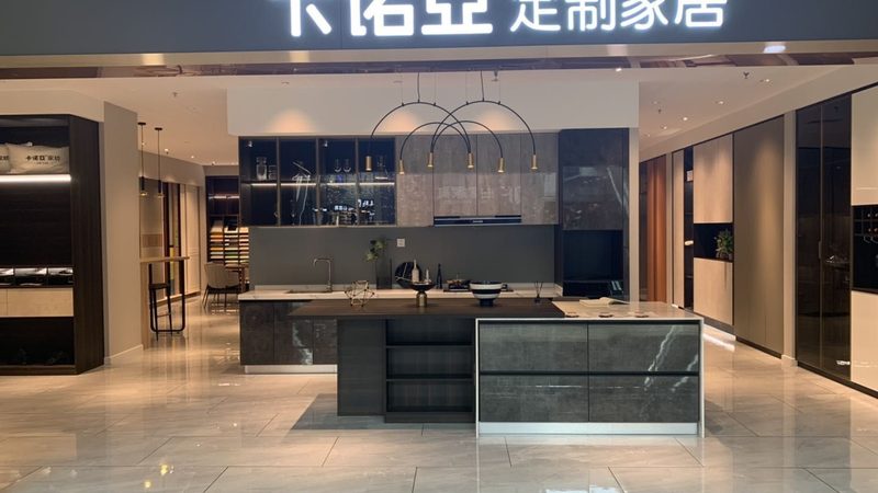 小户型厨房空间有限，因此在橱柜定制时，首先要考虑空间的合理布局。以下是一些建议：
